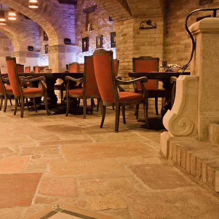 Halasi Pince Panzio 4* فيلاني