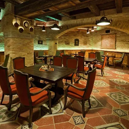 Halasi Pince Panzio 4* فيلاني