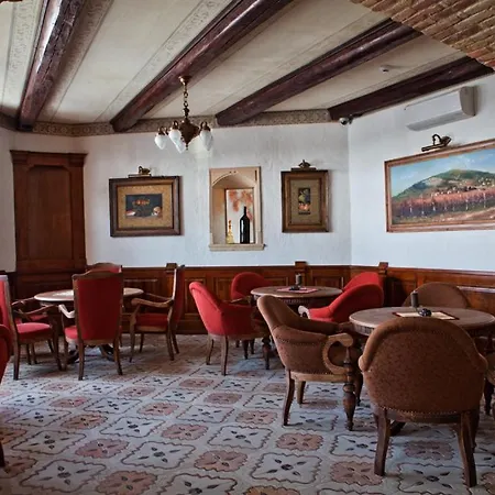 Halasi Pince Panzio فيلاني